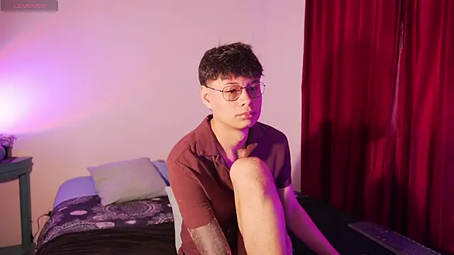 estmonnn online show from April 13, 10:37 pm