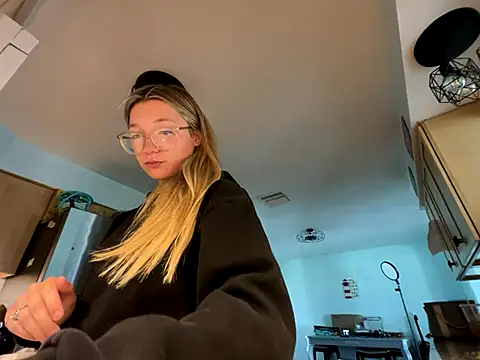 Snapshot of hatgirlsolo chatting on November 29, 6:00 pm hatgirlsolo online show from November 29, 6:00 pm