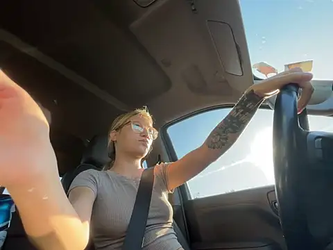 Snapshot of hatgirlsolo chatting on December 5, 2:03 pm hatgirlsolo online show from December 5, 2:03 pm