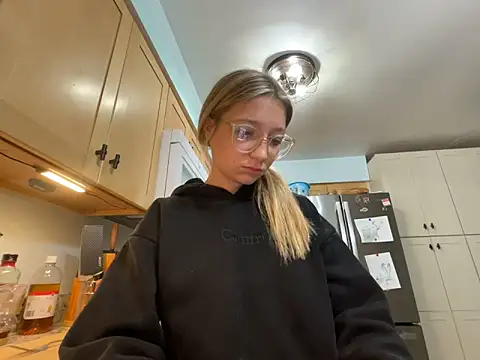 Snapshot of hatgirlsolo chatting on December 13, 7:53 pm hatgirlsolo online show from December 13, 7:53 pm