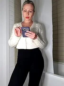 Elle Milfa online show from April 21, 9:50 pm