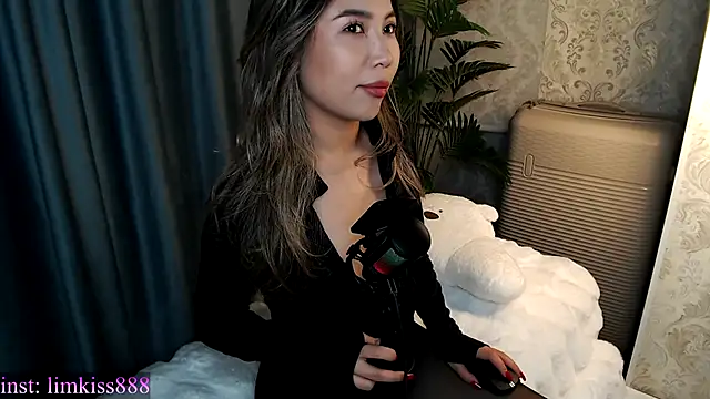 limkiss online show from December 17, 2:12 pm