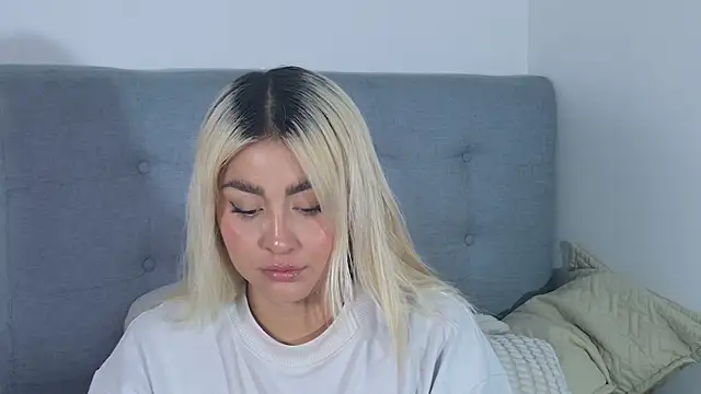 Elina Hills online show from December 4, 2:04 pm