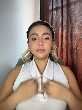 Elina Hills online show from April 22, 2:40 pm