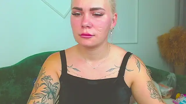 Snapshot of lada_love chatting on November 8, 9:13 pm lada love online show from November 8, 9:13 pm