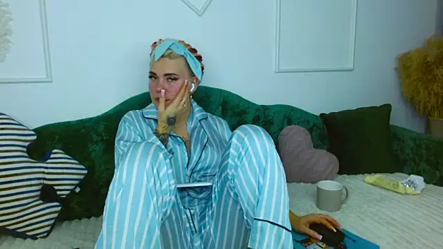 Snapshot of lada_love chatting on November 12, 9:14 pm lada love online show from November 12, 9:14 pm