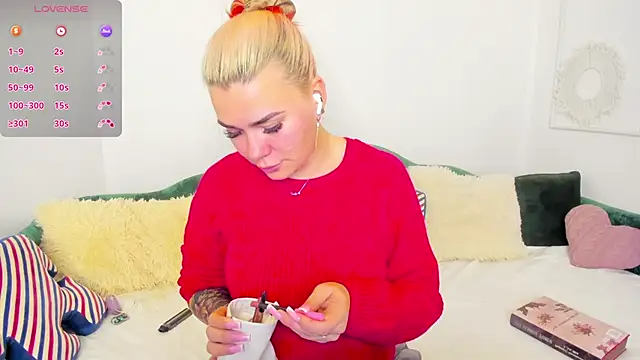 Snapshot of lada_love chatting on November 25, 8:31 pm lada love online show from November 25, 8:31 pm