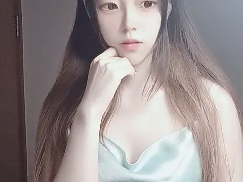 JuliaNoir online show from November 3, 6:14 am