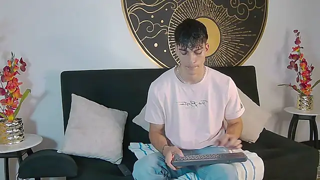 AlessioVitale online show from November 13, 12:15 pm