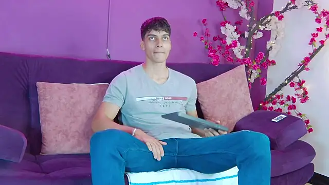 AlessioVitale online show from November 26, 12:17 pm