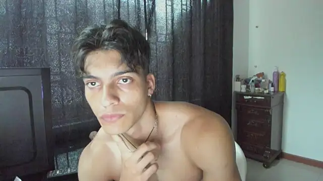 AlessioVitale online show from March 31, 11:32 am