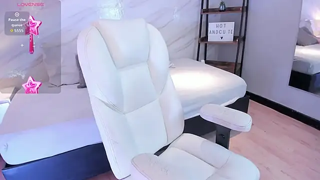 leo and mia online show from November 25, 12:38 pm