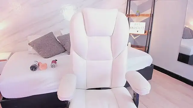 leo and mia online show from December 16, 12:32 pm