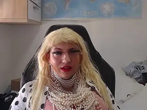 VanesaCrossic online show from April 19, 7:51 am