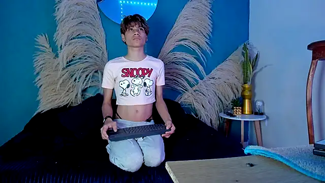 Leo Glow online show from December 5, 1:09 pm