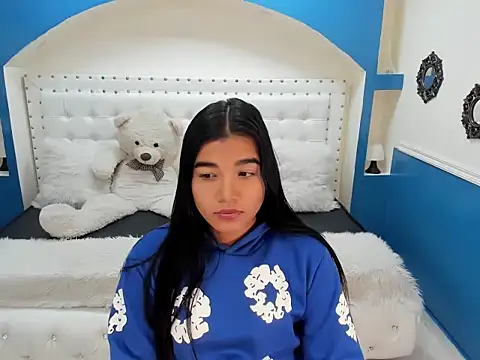 Sheyla Bell online show from October 31, 1:45 pm