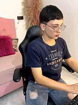 Snapshot of LiamHeat_ chatting on November 6, 5:41 am LiamHeat online show from November 6, 5:41 am