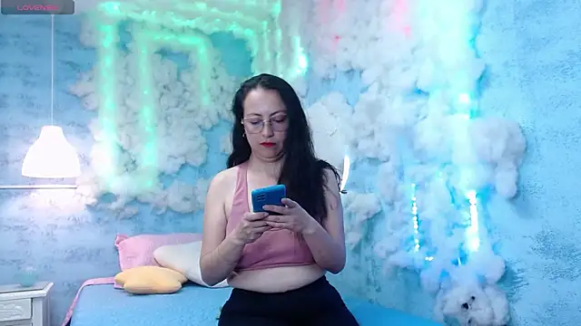 Lauryn Jones online show from February 5, 7:51 pm