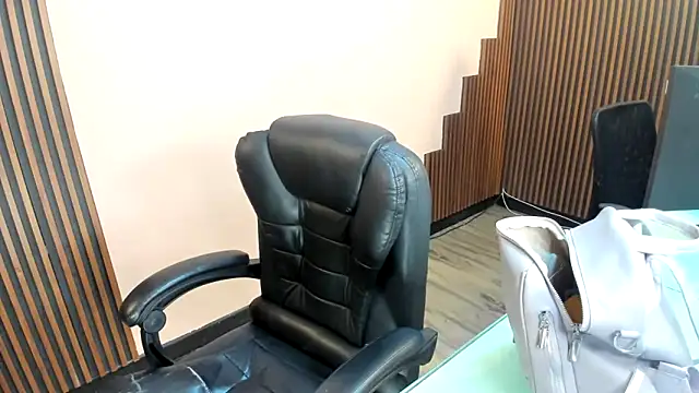 Snapshot of desk_desire chatting on December 16, 11:15 am desk desire online show from December 16, 11:15 am