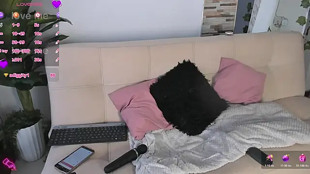 Snapshot of Evelyn_R_ chatting on June 9, 9:37 pm Evelyn R online show from June 9, 9:37 pm