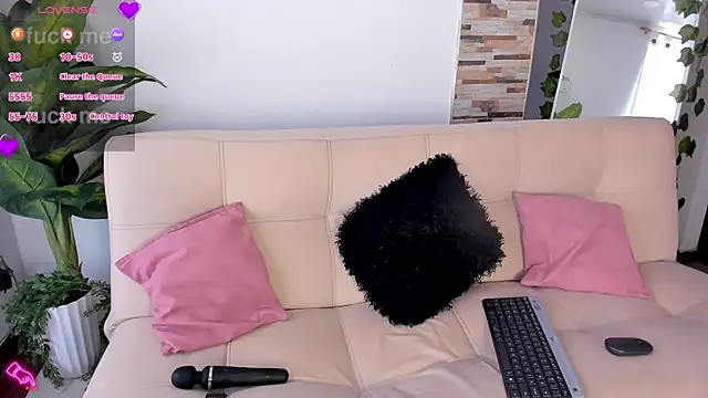 Snapshot of Evelyn_R_ chatting on June 13, 3:21 pm Evelyn R online show from June 13, 3:21 pm