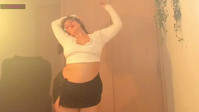 Cleopatra COL online show from April 11, 9:30 pm