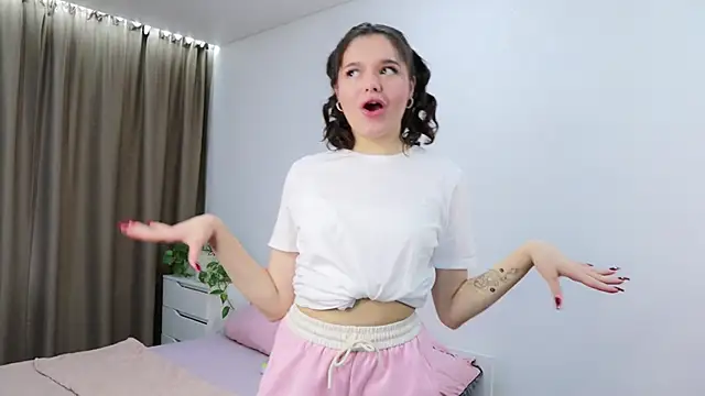 Xo Laura online show from November 4, 8:35 am