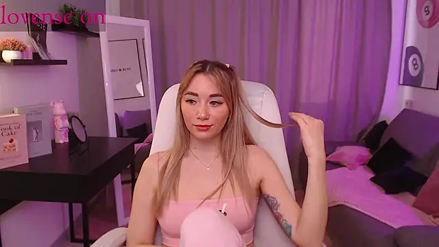 Rosie Mac online show from April 30, 1:23 am