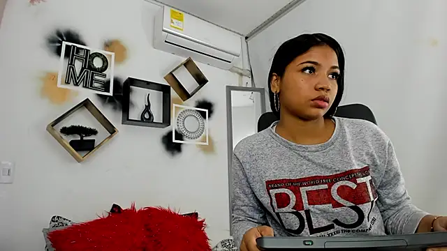 Snapshot of YuleimysAndAlex chatting on December 3, 3:47 am YuleimysAndAlex online show from December 3, 3:47 am