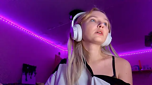 KarinRobertson online show from November 13, 6:18 pm