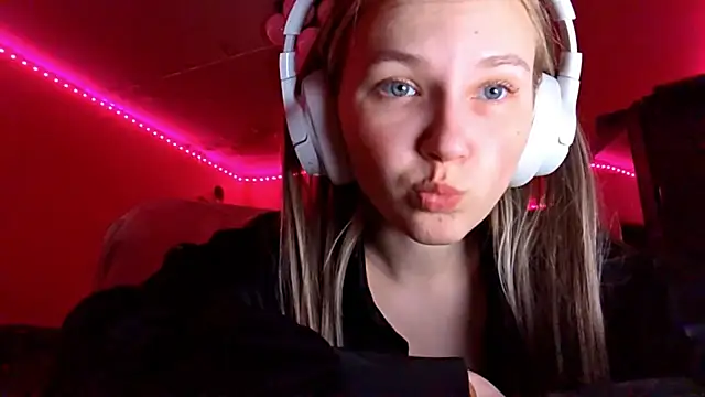 KarinRobertson online show from December 15, 7:18 pm