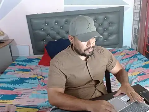 Snapshot of Ramses_36 chatting on May 25, 12:27 am Ramses 36 online show from May 25, 12:27 am