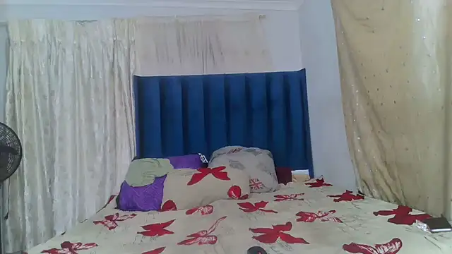 Snapshot of SweetSavage18 chatting on July 7, 8:13 pm SweetSavage18 online show from July 7, 8:13 pm