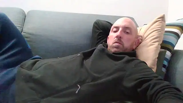 Snapshot of luca_beech88 chatting on April 14, 6:03 pm luca beech88 online show from April 14, 6:03 pm