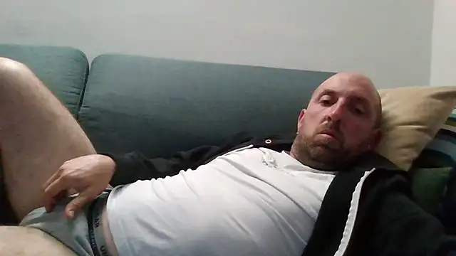 Snapshot of luca_beech88 chatting on May 5, 7:11 pm luca beech88 online show from May 5, 7:11 pm