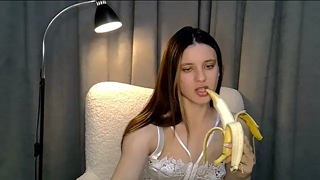 Snapshot of KiraHoney chatting on May 23, 7:18 pm KiraHoney online show from May 23, 7:18 pm