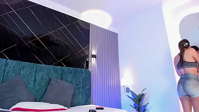 Bella Riverss online show from April 18, 7:07 pm