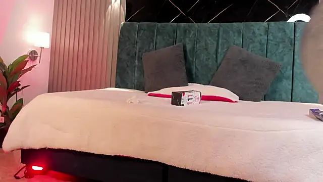 Bella Riverss online show from April 23, 7:05 pm