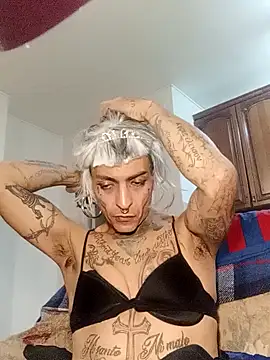 Snapshot of 00Travsharongomez chatting on November 4, 1:05 am 00Travsharongomez online show from November 4, 1:05 am