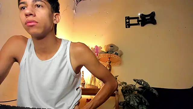 Snapshot of lucian_davii chatting on December 5, 2:36 pm lucian davii online show from December 5, 2:36 pm