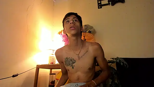 Snapshot of lucian_davii chatting on December 16, 2:33 pm lucian davii online show from December 16, 2:33 pm