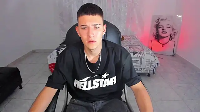 Aleck Boy online show from December 3, 11:25 pm