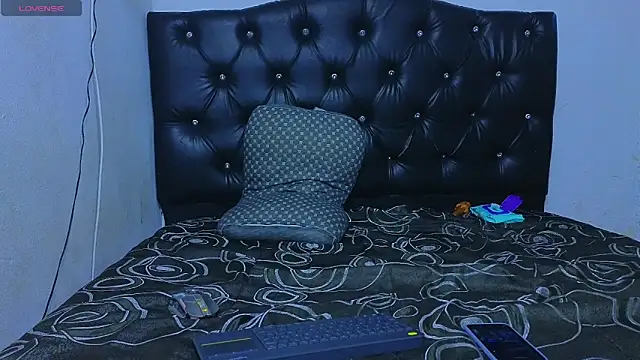 Suarezz10  online show from December 17, 6:52 am