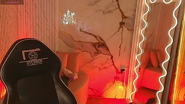 PEACHY TAY online show from April 7, 11:10 am