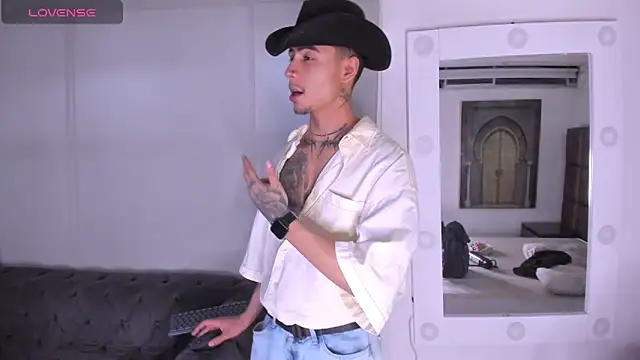 Snapshot of PiperrCry chatting on November 8, 4:01 am PiperrCry online show from November 8, 4:01 am