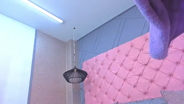 Mia Horney online show from April 13, 7:30 pm