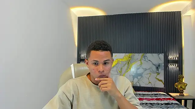 Snapshot of Liams18 chatting on December 19, 1:34 am Liams18 online show from December 19, 1:34 am