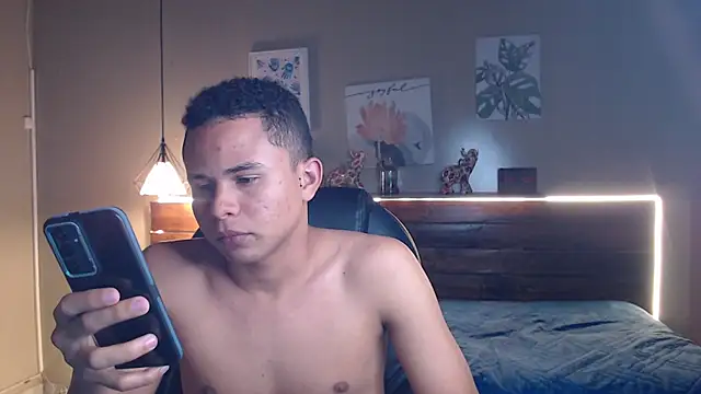 Snapshot of Liams18 chatting on December 20, 2:46 pm Liams18 online show from December 20, 2:46 pm