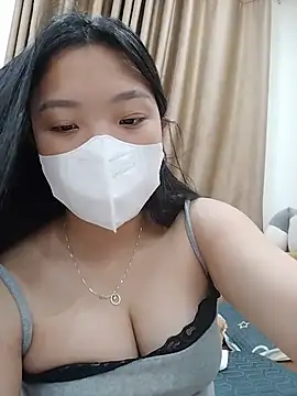 Snapshot of linh-xinh18 chatting on July 13, 1:47 pm linh-xinh18 online show from July 13, 1:47 pm