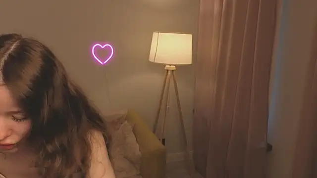 eirakiliana online show from December 5, 8:12 am